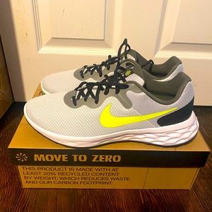 NIKE REVOLUTION 6 NN
PURE PLATINUM/VOLT-WHITE-BLACK
PLATINE PUR/BLANC/NOIR/VOLT